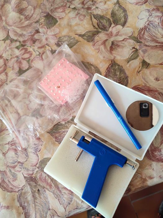 Pistol de piercing complet cu piercing