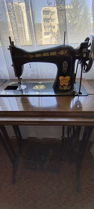 Стара ръчна работеща Шевна машина