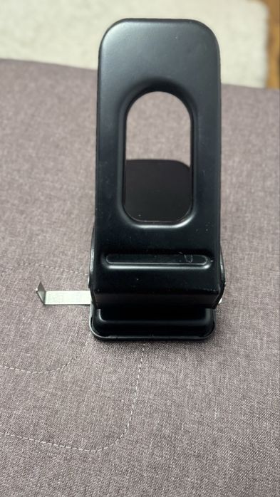 Дырокол Attache.