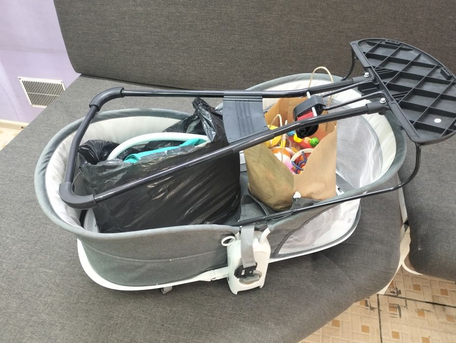 Кроватка, шезлонг и игрушки