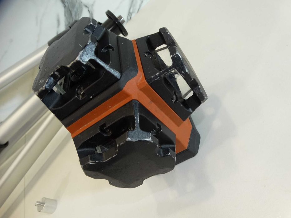 Hilti PM 30 MG - 3D Линеен лазерен нивелир + тринога 1.50 м