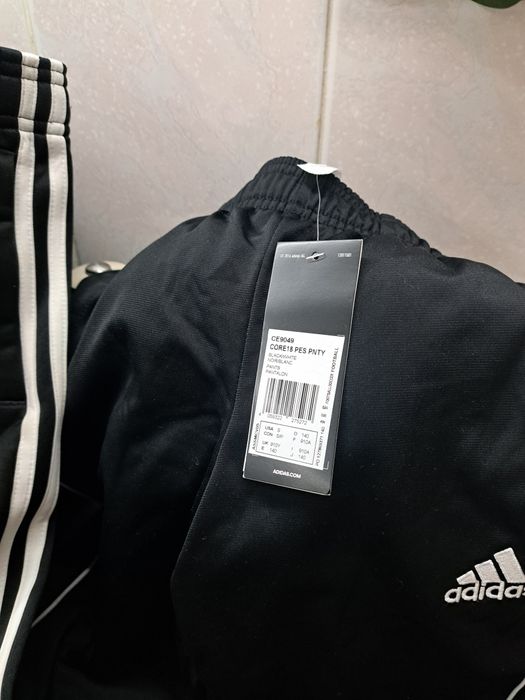 Pantaloni adidas si bluza mas.140