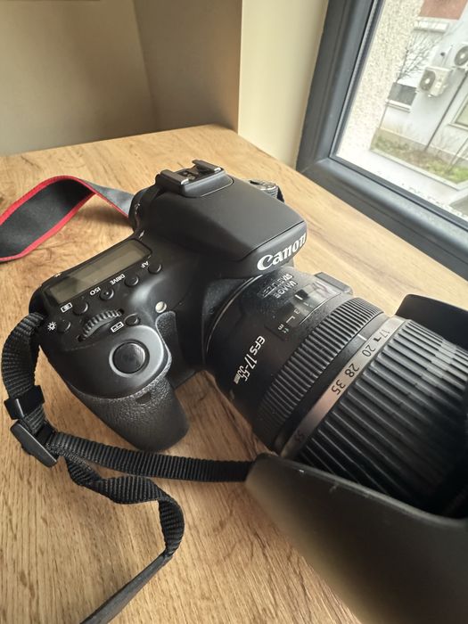 Canon EOS 70D + Canon EF-S 17-55mm f / 2.8 IS USM