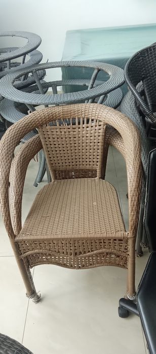 Столове-трапезни,ратанови,пластмасове,посетителски и др.