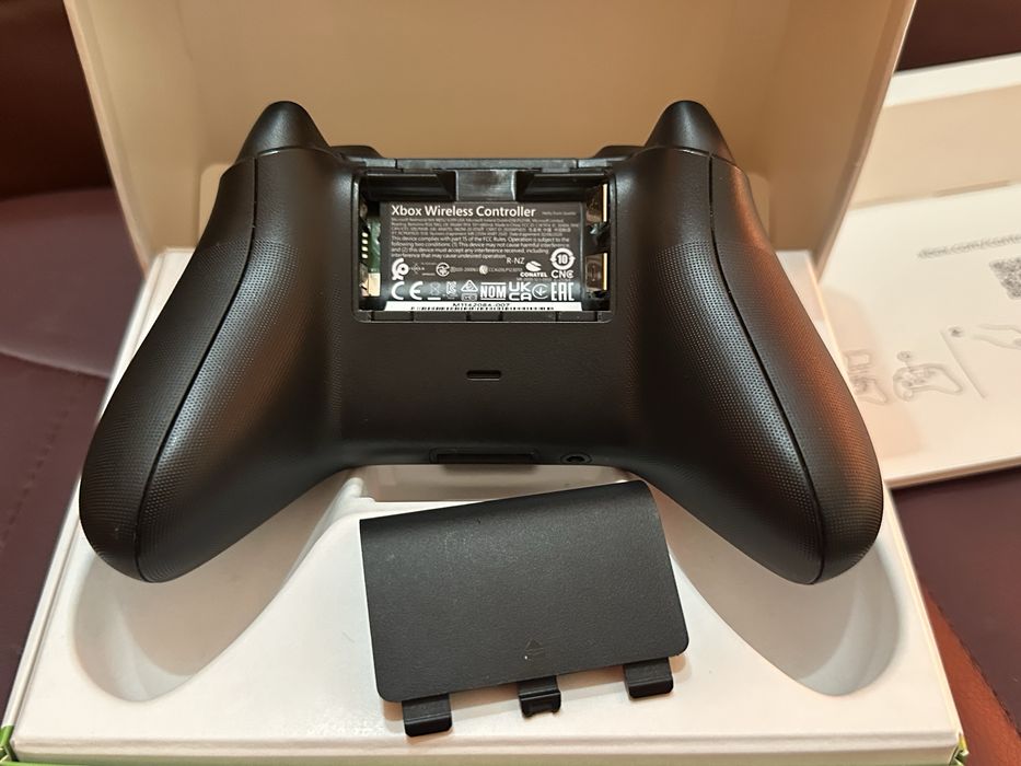 БЕЗЖИЧЕН контролер за XBOX CARBON BLACK и двойна зарядна станция