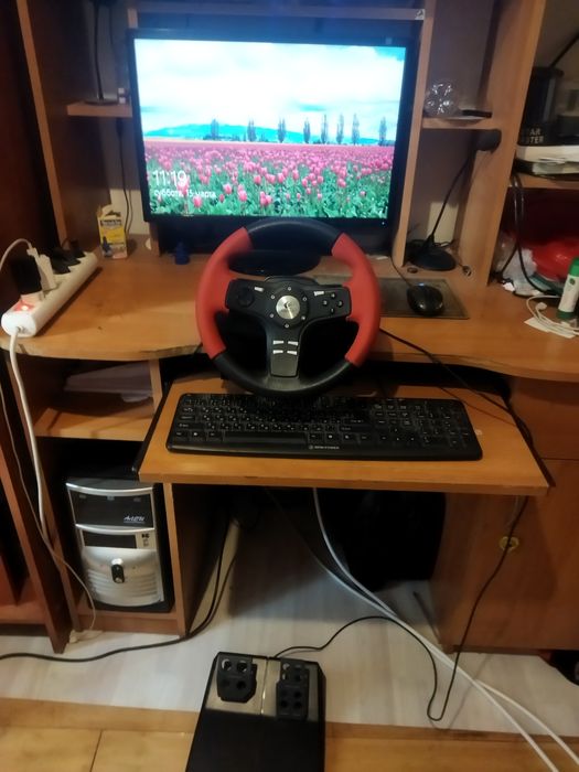 Руль с педалями.