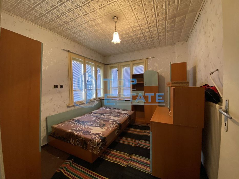 Тухлена къща с помещения за заведение и хранителен магазин в с. Нова