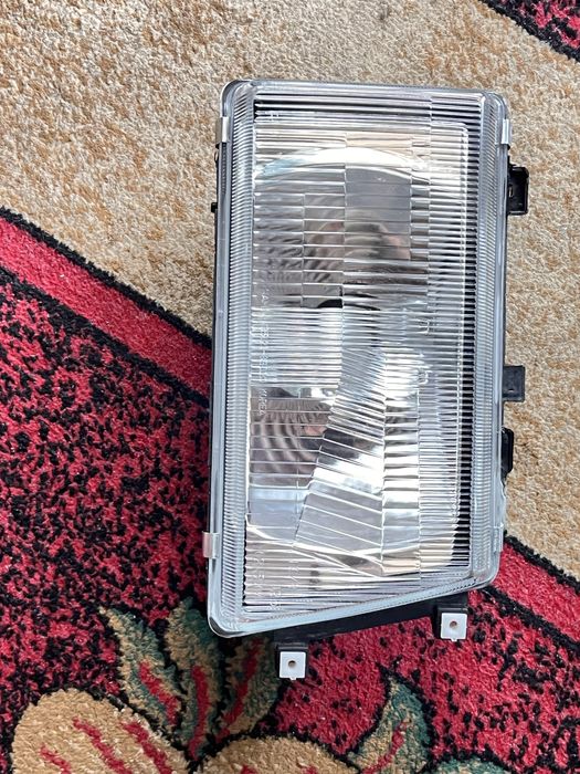 Фары LOBO справа.