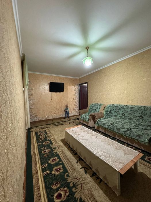 Сдается 2 х ком кв в Чирчике 4 этаж с мебелью в аранче улица пабеда