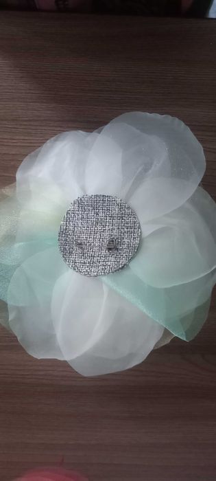 Брошь белая роза