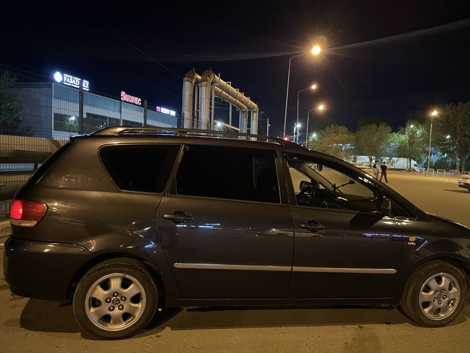 Toyota. Avensis  verso.
