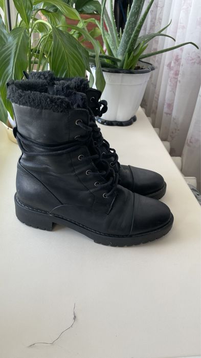 Продам женские кроссовки