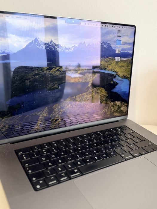 Vând MacBook Pro 16 inch (2021) M1 Max în stare bună.