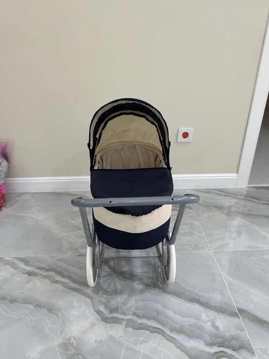 Красивая игрушечная коляска