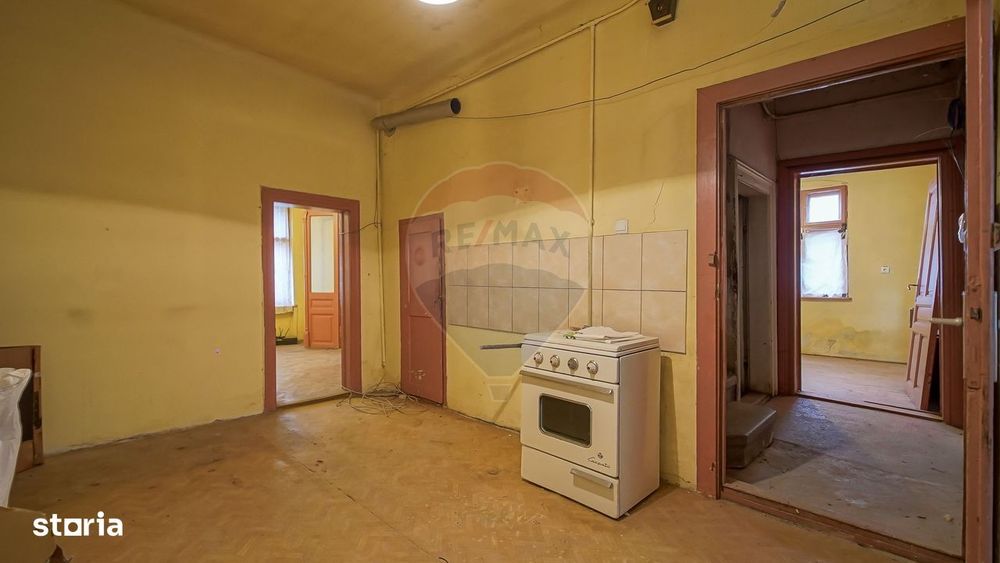 Vilă pe str Alexandru Ioan Cuza, 10 camere, S + P + E, teren 282 mp