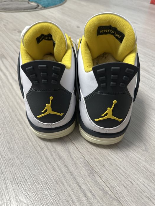 Air Jordan 4 Retro Vivid Sulfur