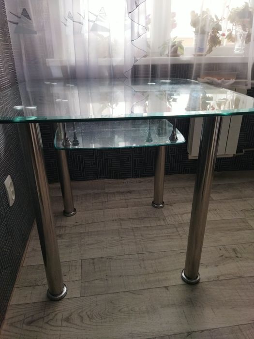 Продам стол стеклянный