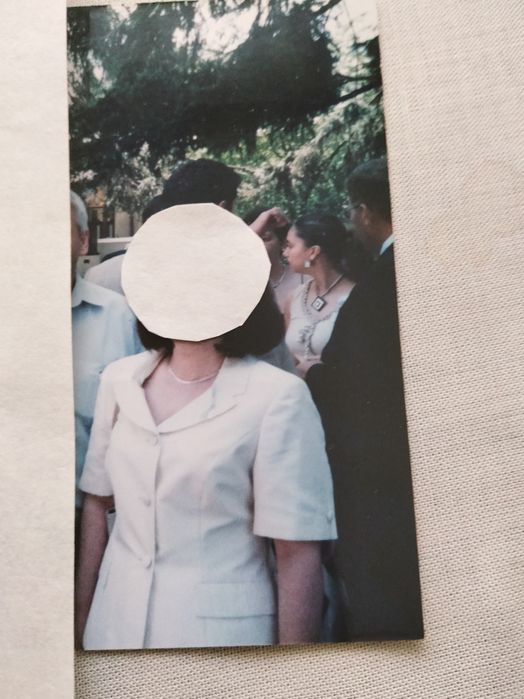 Costum de dama culoare crem puțin lucios, cambrat pe corp ,44-46