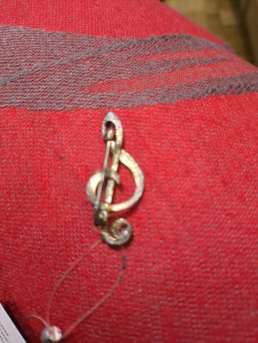 Серебряная брошь с фианитом "Скрипичный ключ"