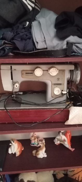 Электрическая швейная машинка СССР