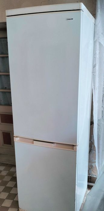 Combină frigorifică albă cu congelator jos, frigider mare, aparat frigorific pentru apartament, casă, bucătărie, lada frigorifica contact0740.616.525