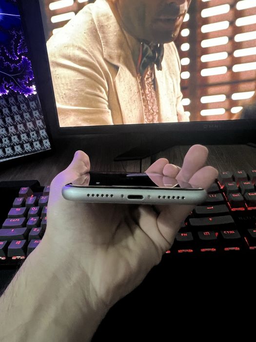 Продам IPhone 11 128gb в идеале