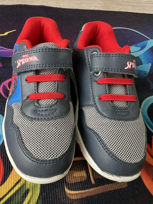 Детски светещи обувки