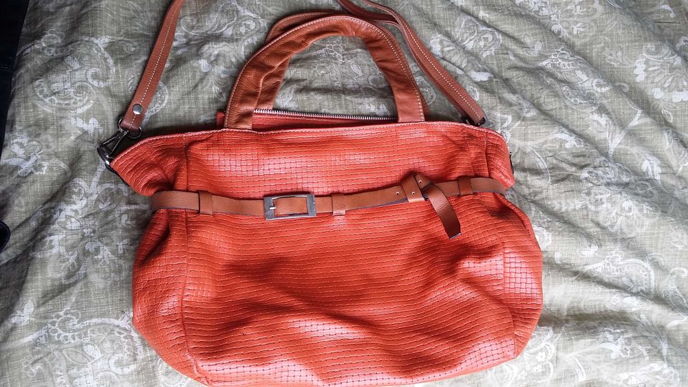 Оранжева италианска кожена чанта и черна кожена чанта