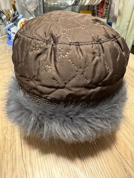 Продам срочно  две новые песцовые шапки.