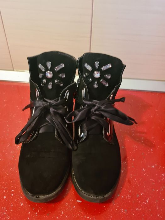 Bocanci dama mar 37  catifea  la 50 lei Timișoara