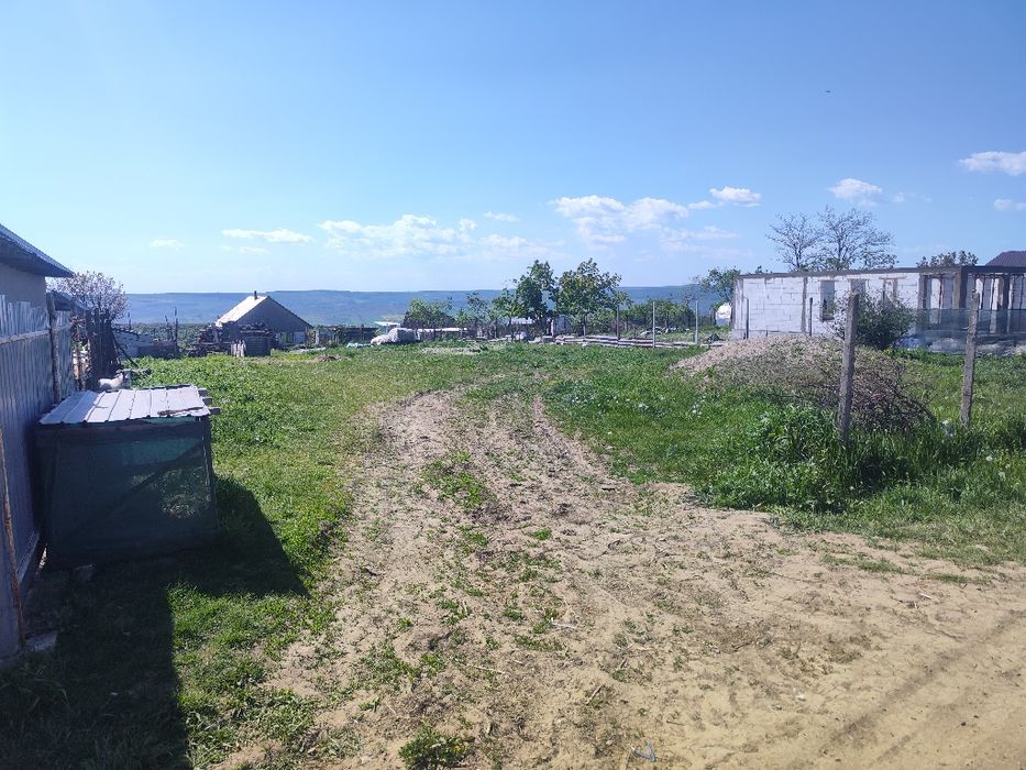 Vând teren intravilan in sat Perieni