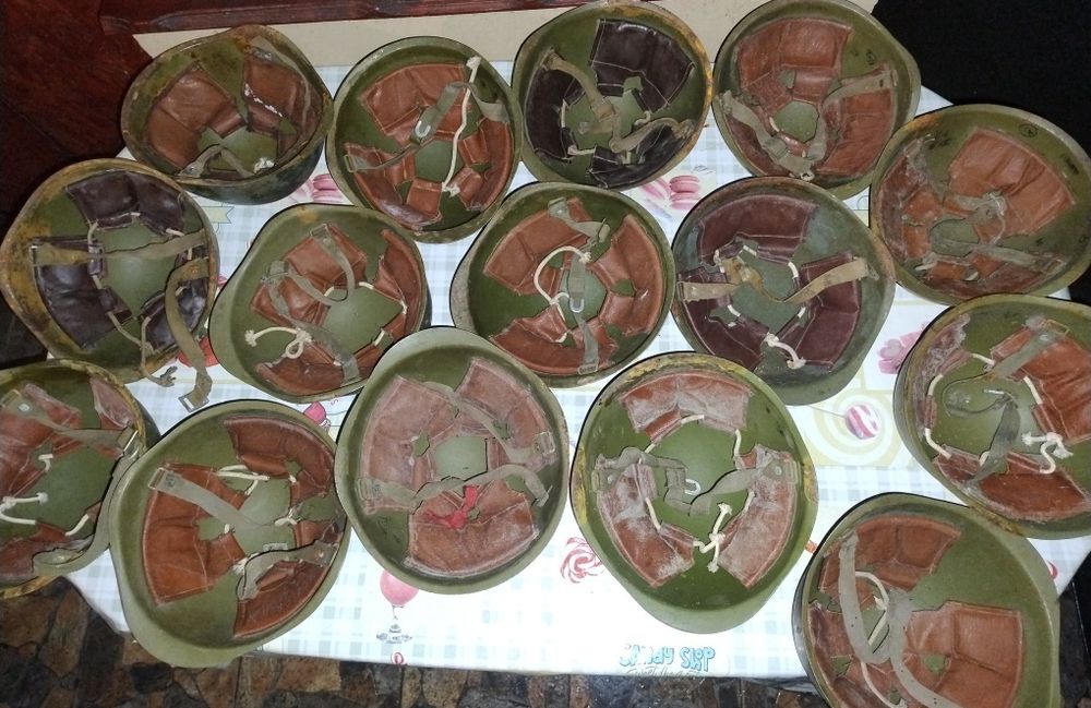 Căști militare metalice noi, prezintă urme de rugina