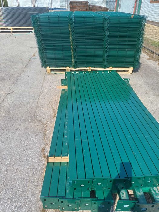 Оградни пана и стълбове за ограда RAL6005 и RAL7016