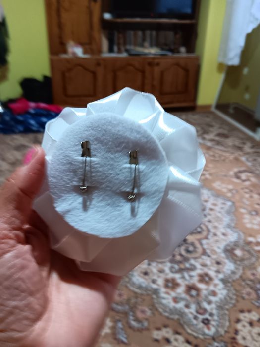 Trandafiri mari   din satin, culoare roșie si alb,un accesoriu  minunat pentru  evenimente,,sunt noi,,,50 lei bucata