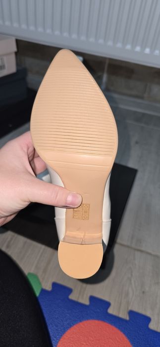 Botine albe, noi, mărimea 39