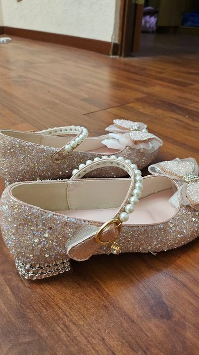 Туфельки для девочки украшеные камнями