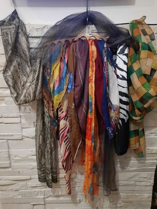 Esarfa cu medalion circular, Esarfe multicolore