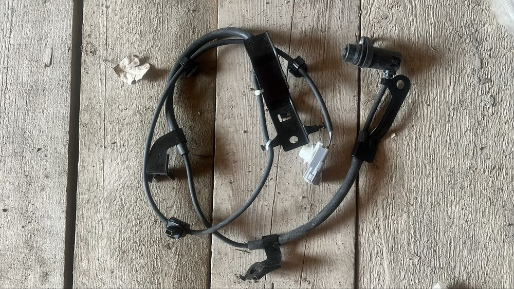 Датчик ABS передний левый Toyota Hilux