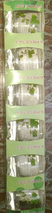 Рюмки в упаковке но без целофана. На одной маленькая  трещина