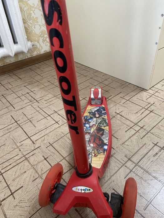 Самокат красного цвета в нормальном состоянии