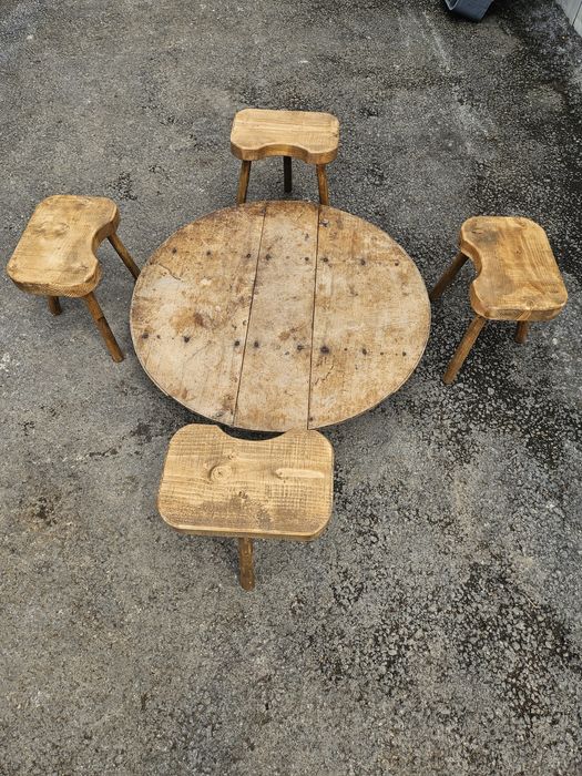 Колела от стара каруца паралия маса делви