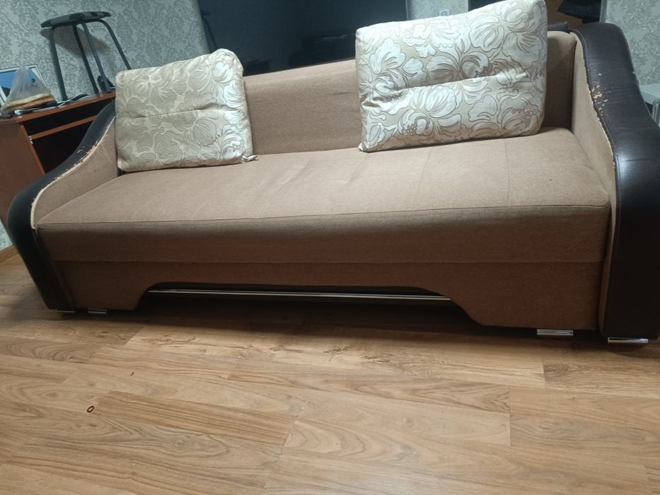 Диван.            .