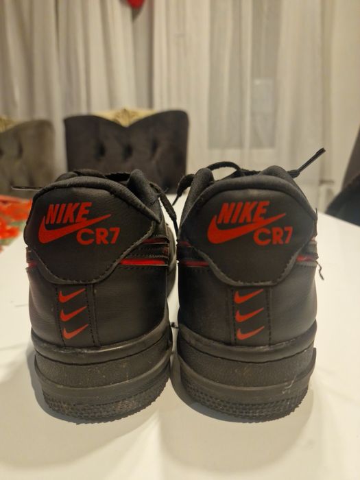 Продавам запазени,почти нови маратонки Nike Air CR7 и  Nike Halloween