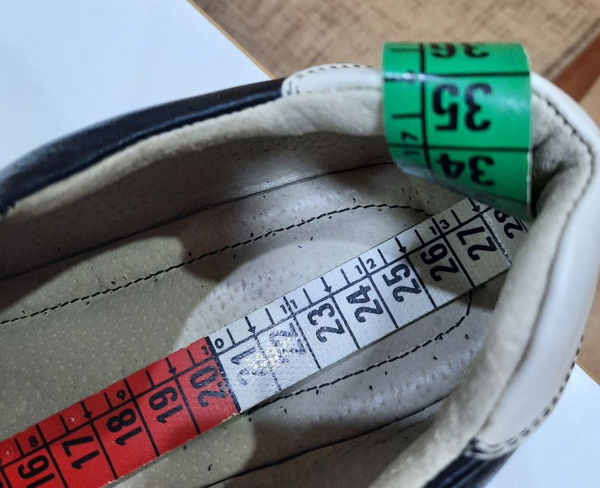 Adidași din piele confecționați manual