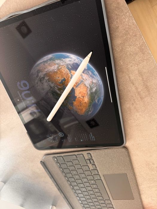 iPad Pro 12.9-inch (5th generation) 256GB , Procesor M1 + Apple Pen + Husa Logitech cu Tastatura