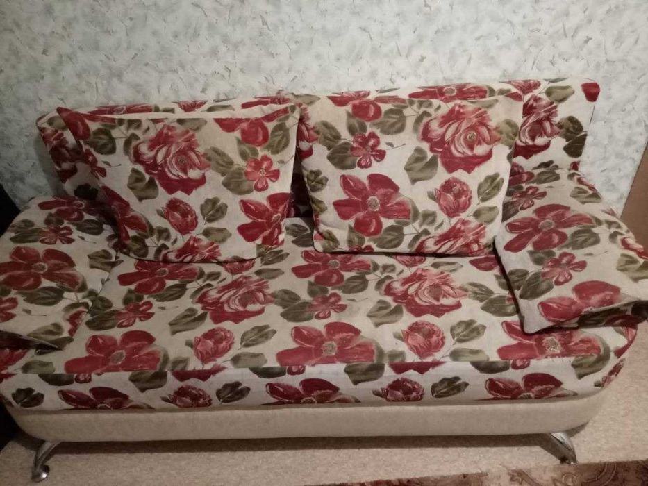 Диван с мягкими подушками