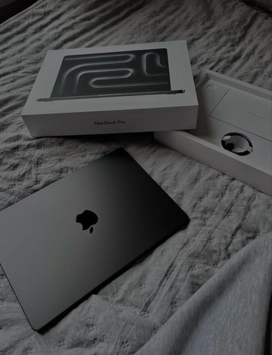 продаю Macbook Pro M5