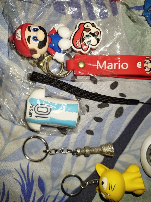 Vând diferite brelocuri sunt și cu lumini câteva