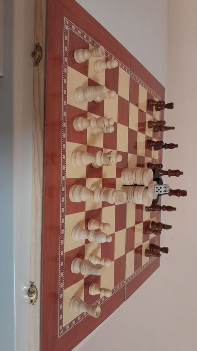 Tablă de șah, toate piesele incluse!