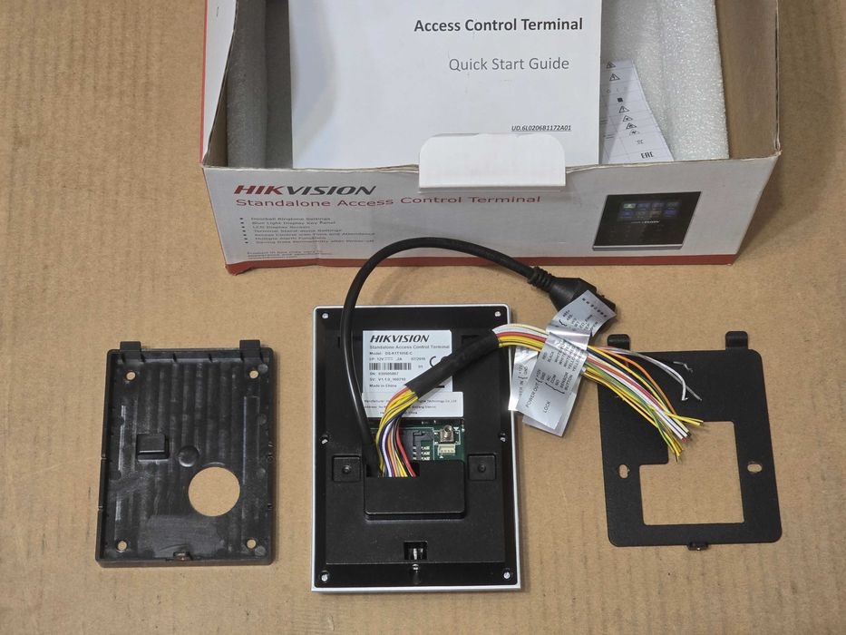 Hikvision Cititoare control acces cu amprenta DS-K1201EF, terminal de control acces stand-alone DS-K1T105E-C si post de videointerfon DS-KV8202-IM